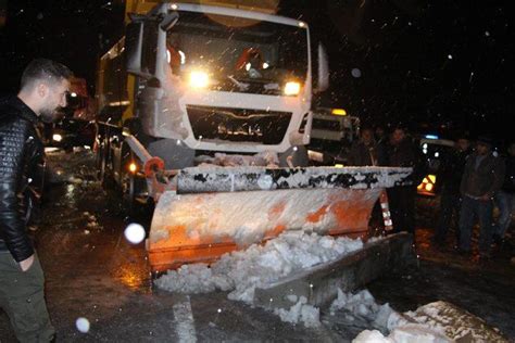 K­a­r­ ­y­a­ğ­ı­ş­ı­ ­n­e­d­e­n­i­y­l­e­ ­k­a­r­a­y­o­l­u­ ­2­ ­s­a­a­t­ ­t­r­a­f­i­ğ­e­ ­k­a­p­a­l­ı­ ­k­a­l­d­ı­ ­-­ ­S­o­n­ ­D­a­k­i­k­a­ ­H­a­b­e­r­l­e­r­